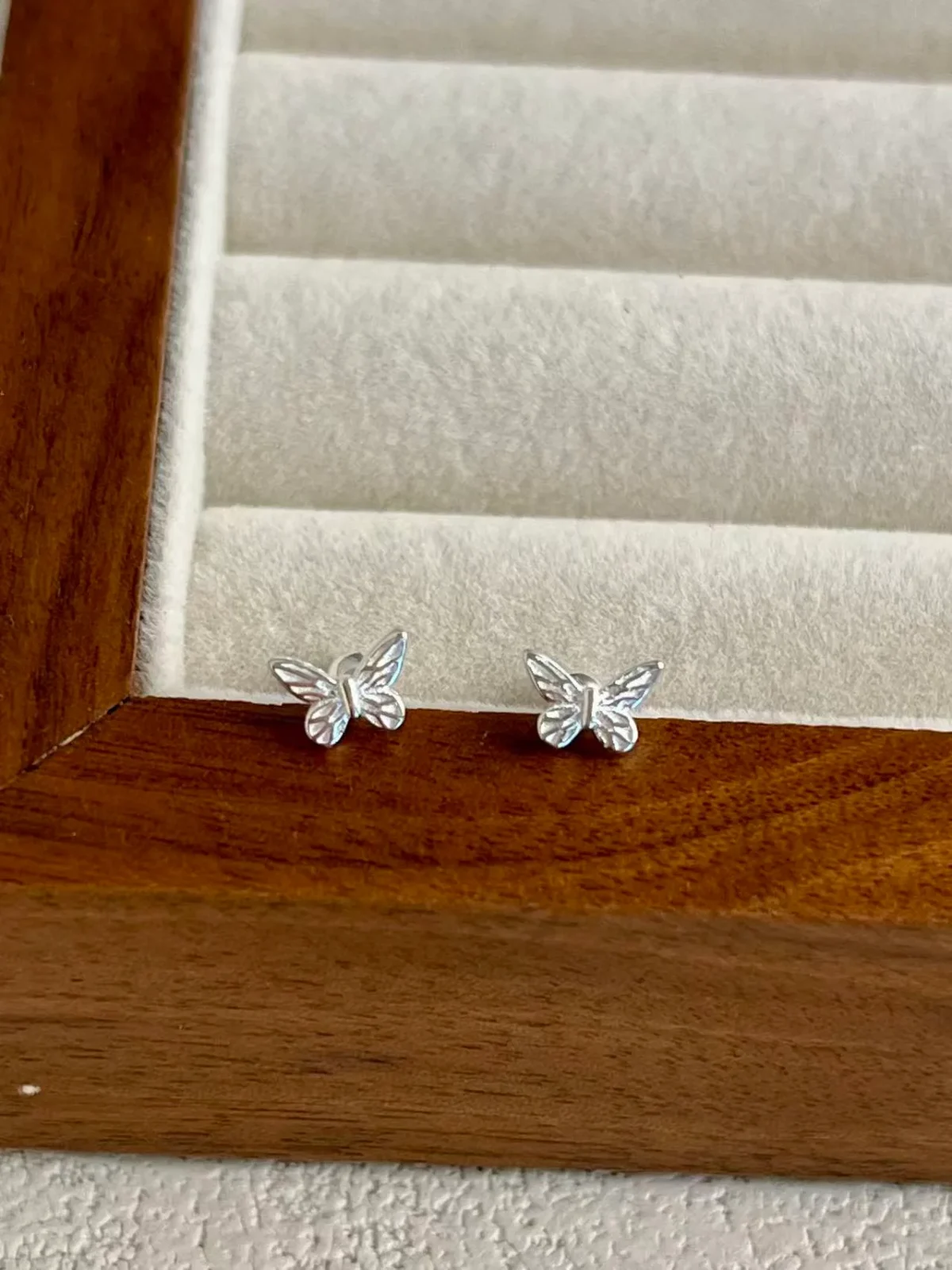 Pendientes de Mariposa en Plata de Ley 925 Mini Piercings Minimalistas para Cartílago - Imagen 2